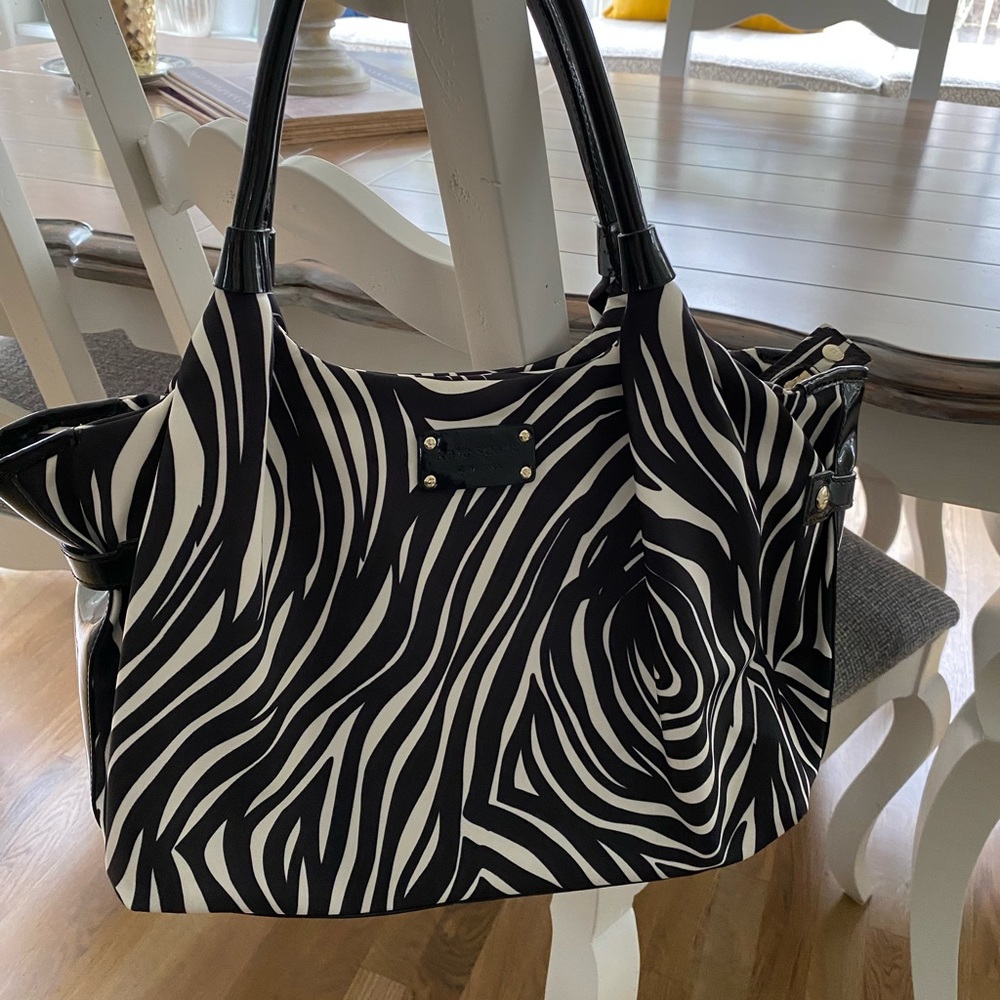 Kate Spade bag. Black & White. In great condition.